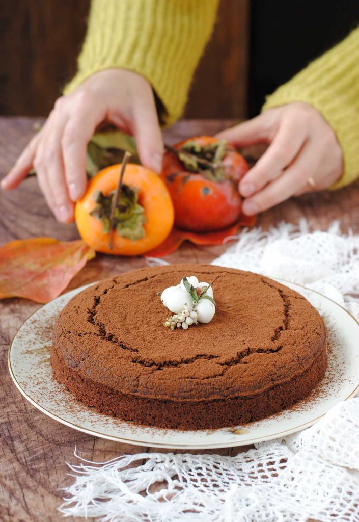 questa immagine rappresenta la torta cachi e cioccolato senza glutine ricetta di pasticciandooconlafranca