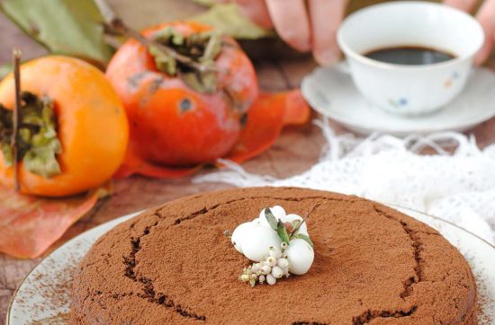 questa immagine rappresenta la torta cachi e cioccolato senza glutine ricetta di pasticciandooconlafranca