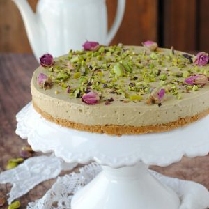 questa immagine rappresenta torta mousse al pistacchio ricetta di pasticciandoconlafranca