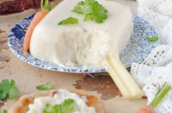 questa immagine rappresenta stracchino vegetale fatto in casa ricetta di pasticciandoconlafranca